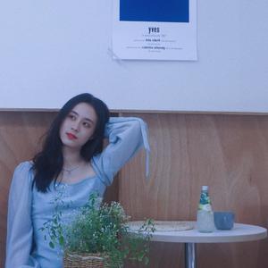 美女露出内裤来让男人摸
