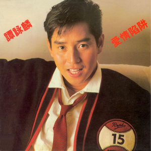 美女露出内裤来让男人摸
