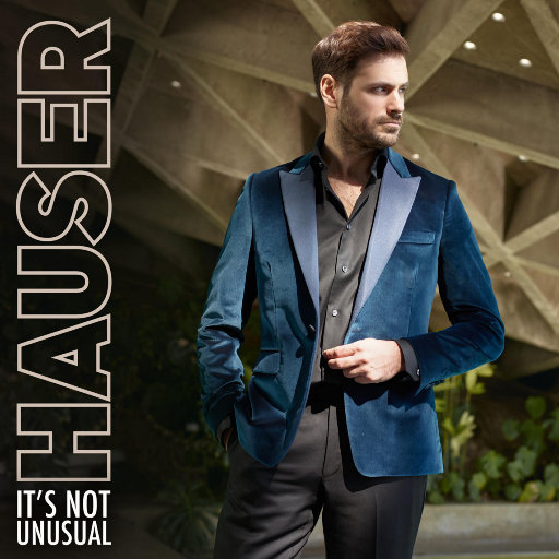 美女露出内裤来让男人摸
